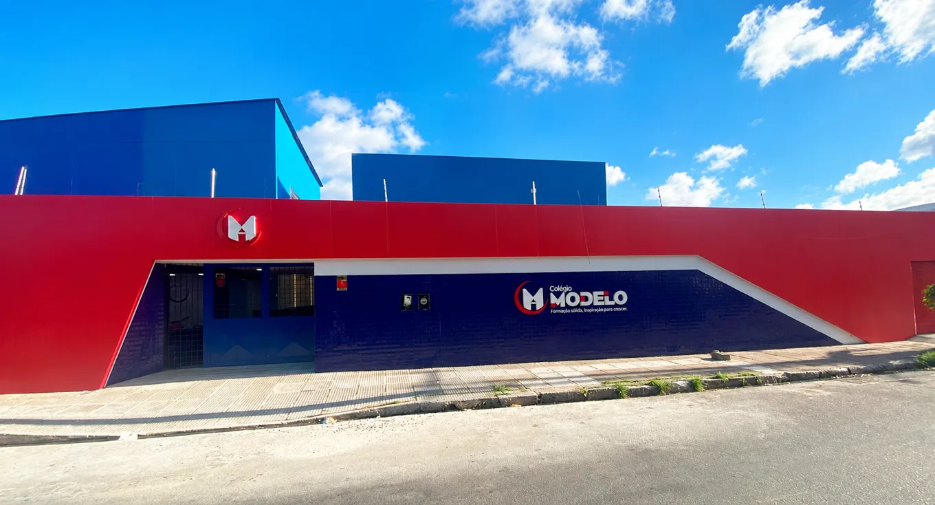 Fachada do Colégio Modelo no bairro do Arruda