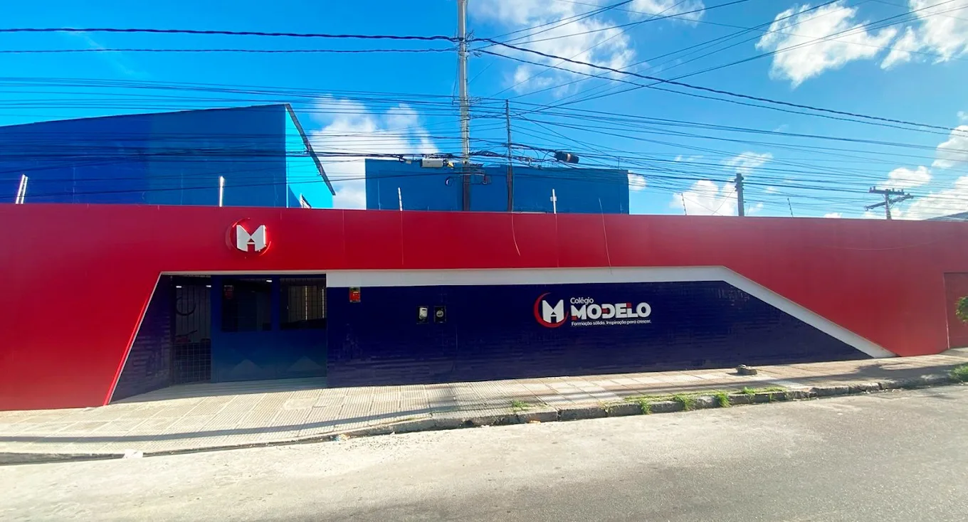 Fachada do Colégio Modelo no bairro do Arruda